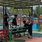 Personel Polsek Cipaku Polres Ciamis Polda Jabar melaksanakan kegiatan monitoring sekaligus pengamanan di kawasan obyek wisata Waterboom Cipangalun, Desa Jalatrang, Kecamatan Cipaku, Kabupaten Ciamis pada Minggu (4/8/2024)