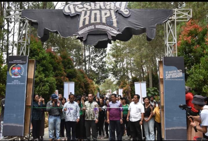 Acara Festival kopi se-kawasan Danau Toba dan lomba menggambar dibuka oleh Bupati Humbahas yang diwakili oleh Sekda Chiristison Rudianto Marbun M.Pd, didampingi oleh para Asisten dan pimpinan OPD Pemerintah Kabupaten Humbahas, serta Ketua TP PKK Ny Lidia Dosmar Banjarnahor
