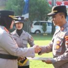 Kapolresta Cirebon, Kombes Pol Sumarni, S.I.K., S.H., M.H., memimpin Apel Jam Pimpinan dan pemberian penghargaan kepada personel berprestasi di Lapangan Apel Mapolresta Cirebon, Senin (5/8/2024)
