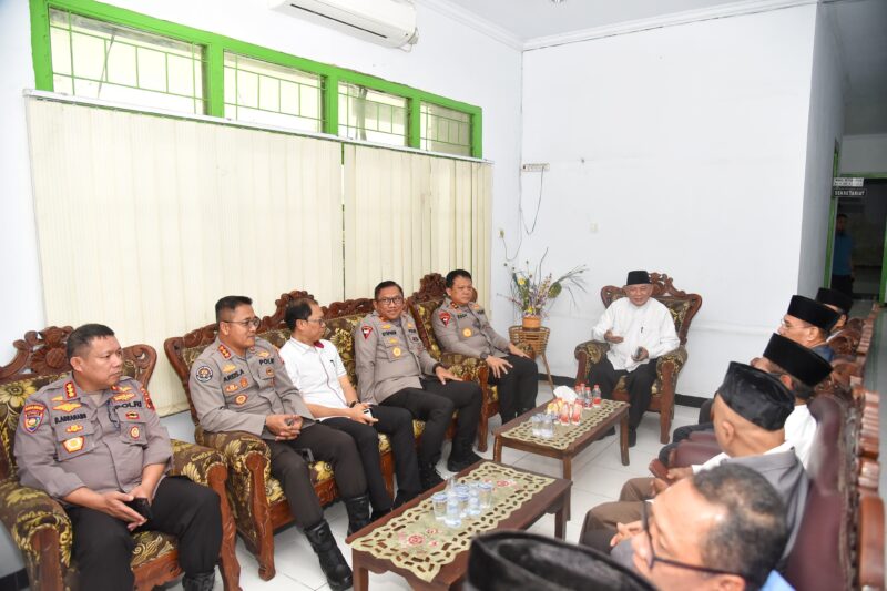 Mengawali tugasnya sebagai Kapolda Maluku, Irjen Pol Drs. Eddy Sumitro Tambunan M.Si kembali melakukan kunjungan silaturahmi kepada sejumlah tokoh agama terkait. Hari ini, Senin (5/8/2024)