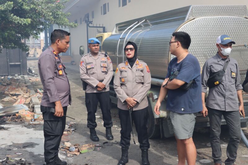 Menurut Kapolres Buru, AKBP Sulastri Sukidjang, dugaan sementara menunjukkan kebakaran dipicu oleh korsleting listrik yang terjadi di gudang belakang swalayan