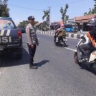 Meski cuaca terik dan panas membakar kulit, personil SPKT Polsek Klangenan tetap melaksanakan tugas dengan penuh dedikasi