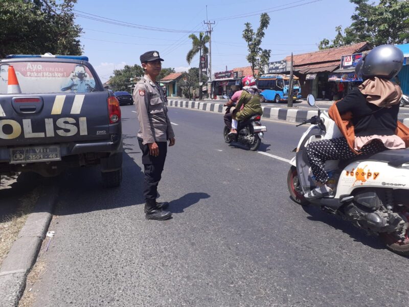 Meski cuaca terik dan panas membakar kulit, personil SPKT Polsek Klangenan tetap melaksanakan tugas dengan penuh dedikasi