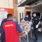 Polresta Cirebon menunjukkan kepedulian terhadap masyarakat dengan memberikan bantuan kepada warga yang sakit. Menggunakan mobil ambulans Dokkes Polresta Cirebon, warga Desa Sidawangi