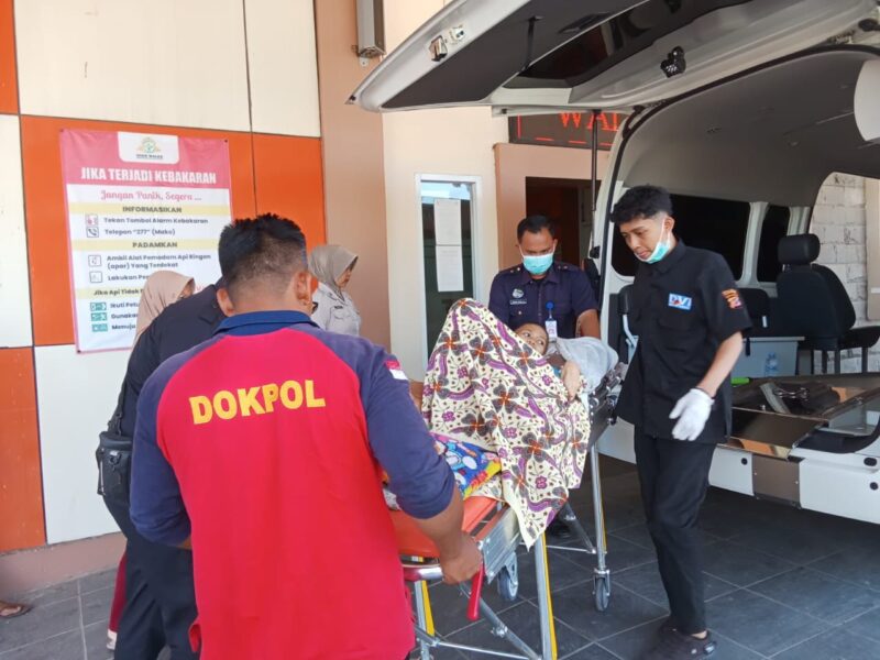 Polresta Cirebon menunjukkan kepedulian terhadap masyarakat dengan memberikan bantuan kepada warga yang sakit. Menggunakan mobil ambulans Dokkes Polresta Cirebon, warga Desa Sidawangi