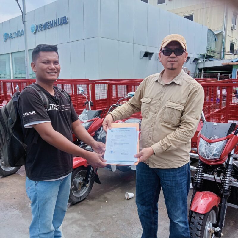  Sejumlah kelompok tani di Kabupaten Karimun, Kepulauan Riau, kembali menerima bantuan dari Pemerintah Provinsi lewat program yang dijalankan oleh Bakti Lubis, anggota DPRD Provinsi Kepulauan Riau