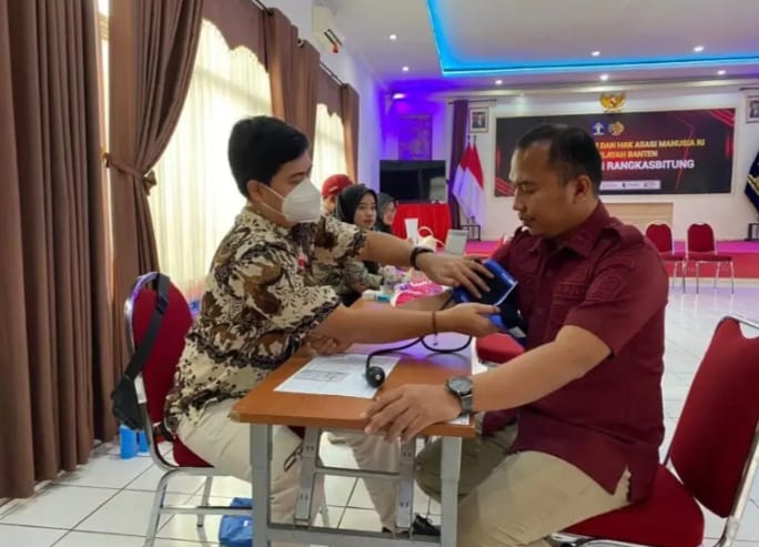 Dalam rangka memperingati Hari Ulang Tahun (HUT) Republik Indonesia dan Hari Pengayoman Ke-79 Tahun 2024, Lapas Kelas III Rangkasbitung Kanwil Kemenkumham Banten bekerja sama dengan PMI Kabupaten Lebak menggelar kegiatan donor darah di aula Lapas Rangkasbitung, Kamis (08/08/2024)
