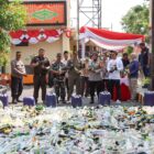 ajaran Polresta Cirebon memusnahkan ribuan minuman keras (miras) berbagai merek pada Kamis (8/8/2024). Pemusnahan miras yang digelar di Mapolresta Cirebon ini merupakan hasil dari Kegiatan Rutin Yang Ditingkatkan (KRYD) dan Operasi Pekat yang dilakukan oleh Polresta Cirebon serta Polsek jajaran