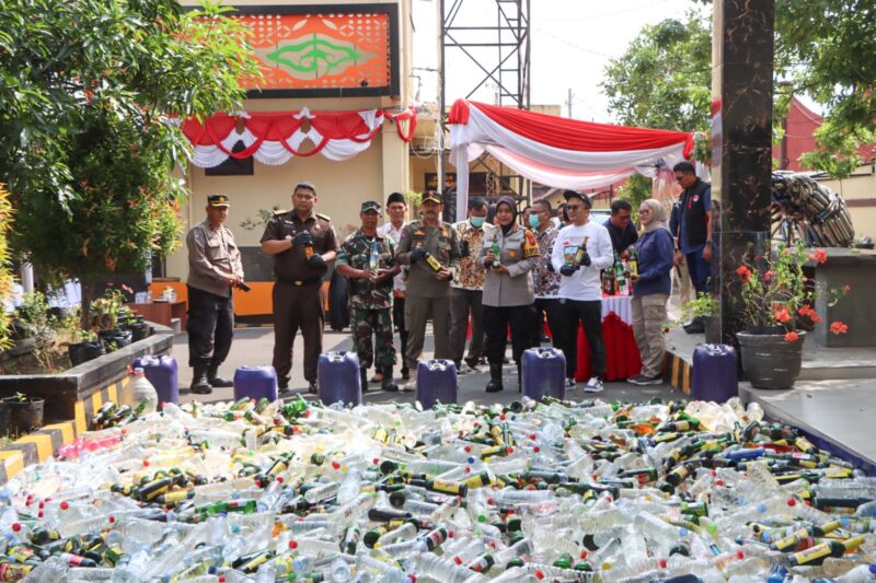 ajaran Polresta Cirebon memusnahkan ribuan minuman keras (miras) berbagai merek pada Kamis (8/8/2024). Pemusnahan miras yang digelar di Mapolresta Cirebon ini merupakan hasil dari Kegiatan Rutin Yang Ditingkatkan (KRYD) dan Operasi Pekat yang dilakukan oleh Polresta Cirebon serta Polsek jajaran