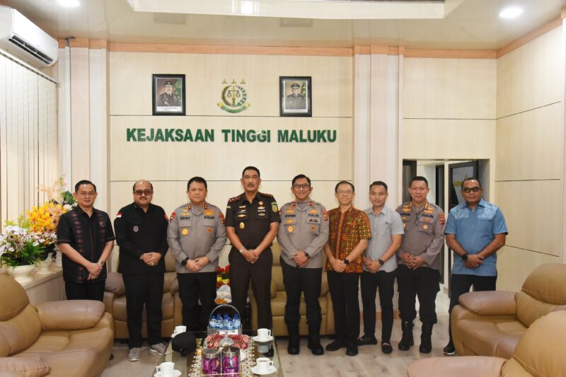 Dalam upaya meningkatkan sinergitas dalam penegakan hukum, Kapolda Maluku Irjen Pol Drs. Eddy Sumitro Tambunan, M.Si., melakukan kunjungan silaturahmi ke Kajati Maluku, Agoes Soenanto Prasetyo, SH., MH., pada Kamis (8/8/2024)