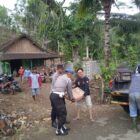 Anggota Polsek Tanggunggunung, bersama warga, ikut serta dalam upaya bedah rumah tersebut dengan memberikan bantuan berupa semen