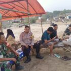 Bhabinkamtibmas Polsek Malingping, Polres Lebak, Bripka Alham bersama Babinsa Sertu Ebo melaksanakan kegiatan sambang di Desa Sukamanah, Kecamatan Malingping, Kabupaten Lebak pada Sabtu (10/8/2024)