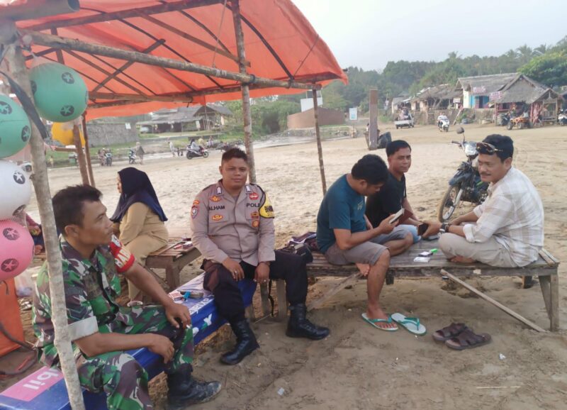 Bhabinkamtibmas Polsek Malingping, Polres Lebak, Bripka Alham bersama Babinsa Sertu Ebo melaksanakan kegiatan sambang di Desa Sukamanah, Kecamatan Malingping, Kabupaten Lebak pada Sabtu (10/8/2024)
