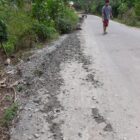 Tumpahan material yang mengeras di badan jalan ini sangat mengganggu dan berbahaya bagi pengguna jalan