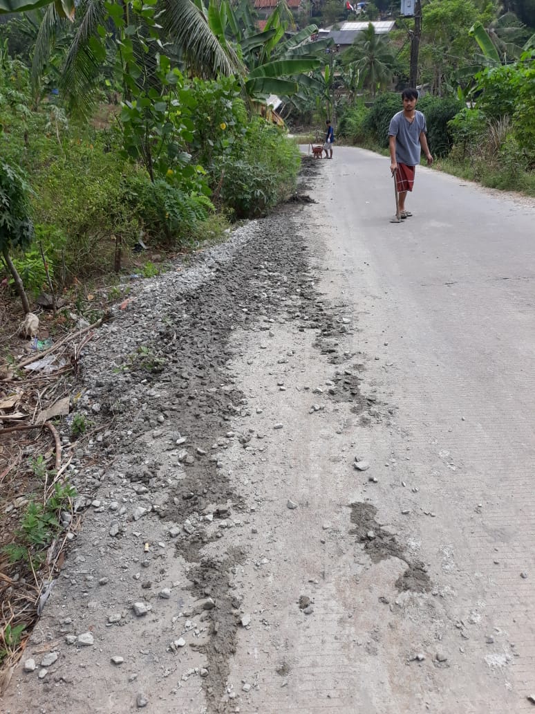 Tumpahan material yang mengeras di badan jalan ini sangat mengganggu dan berbahaya bagi pengguna jalan