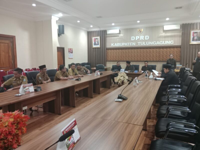 DPRD Kabupaten Tulungagung menggelar hearing di Ruang Aspirasi Gedung DPRD setempat, dengan agenda mendengarkan laporan dari Kepala Cabang Dinas Pendidikan Provinsi Jawa Timur Wilayah Tulungagung dan Trenggalek.