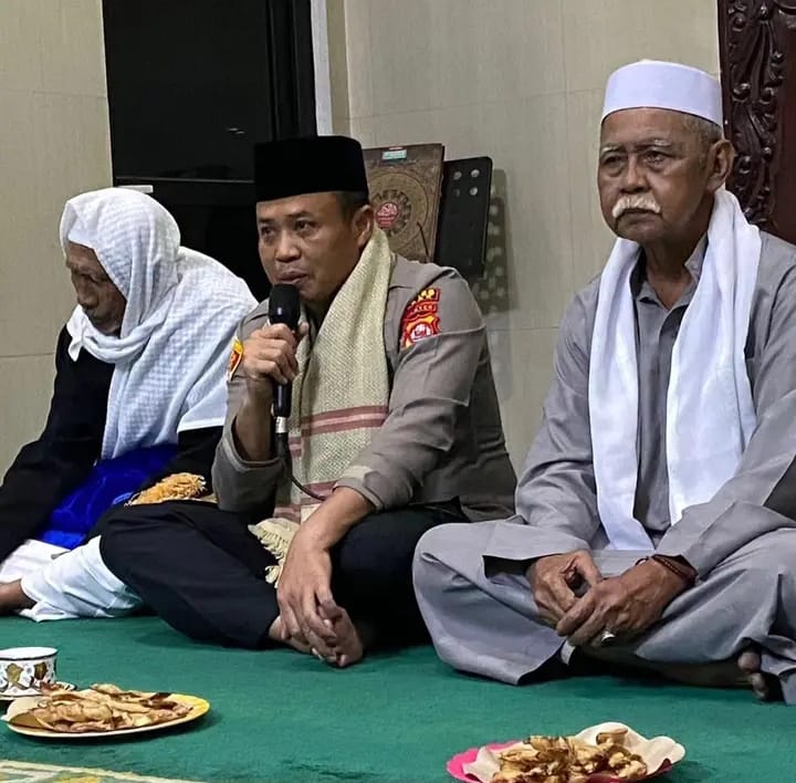 Pada Selasa, 13 Agustus 2024, pukul 04.30 WIB, Kapolres Lebak Polda Banten, AKBP Suyono, S.I.K., melaksanakan Program Sholat Subuh Keliling (Subling) di Masjid Al Muhajirin, Kampung Jaura Palaton, Kelurahan Muara Ciujung Timur, Kecamatan Rangkasbitung, Kabupaten Lebak