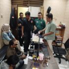 m) Polres Metro Tangerang Kota. Peristiwa terjadi di Jalan Daan Mogot ketika Brigadir Dwi, dalam perjalanan pulang dari dinas, melihat empat orang terlibat dalam perampasan dompet seorang penumpang angkutan umum, Nur Aini (21)