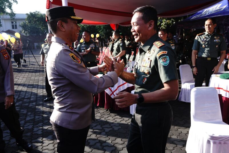 Pada Rabu (14/8/2024), suasana di Makodam III Siliwangi, Jalan Aceh No. 69 Bandung, berubah menjadi momen yang penuh keakraban dan kekeluargaan ketika Kapolda Jawa Barat, Irjen Pol Dr. Akhmad Wiyagus, S.I.K., M.Si., M.M., memberikan kejutan spesial untuk Pangdam III Siliwangi, Mayjend TNI Mohammad Fadjar M.PICT, yang tengah merayakan ulang tahunnya yang ke-53