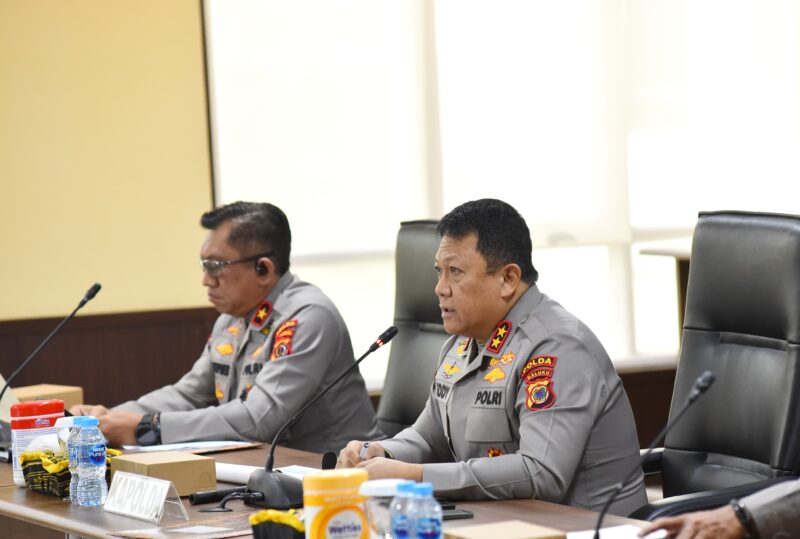 Polda Maluku menggelar rapat analisa dan evaluasi (anev) yang dipimpin langsung oleh Kapolda Maluku, Irjen Pol Drs. Eddy Sumitro Tambunan, M.Si, pada Kamis (15/8/2024)