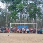 Ribuan penonton memenuhi lapangan sepak bola Panjiwaringin di Desa Sukamanah pada Kamis, 15 Agustus 2024, untuk menyaksikan laga final tersebut