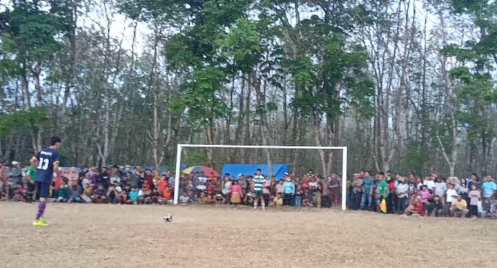 Ribuan penonton memenuhi lapangan sepak bola Panjiwaringin di Desa Sukamanah pada Kamis, 15 Agustus 2024, untuk menyaksikan laga final tersebut