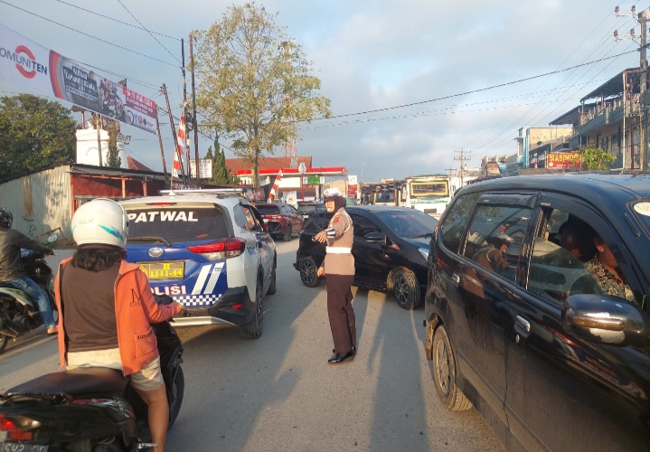 Personel Satuan Lalu Lintas (Sat Lantas) Polres Humbang Hasundutan kembali melaksanakan tugas pengaturan lalu lintas (Gatur Lalin) pada Kamis pagi, 15 Agustus 2024