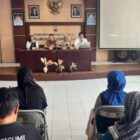 Pj. WALI KOTA CIMAHI MENERIMA PENGHARGAAN PROKLIM 
DARI KEMENTERIAN LINGKUNGAN HIDUP   

Cimahi, Suara Republik News.Com.,- . Penjabat (Pj.) Wali Kota Cimahi Dicky Saromi menerima penghargaan Proklim dari Kementerian Lingkungan Hidup Republik Indonesia, yaitu Trophy Proklim Utama
untuk RW 03 Kelurahan Utama  dan Piagam Apresiasi Pembinaan Proklim untuk Pemerintah Daerah Kota Cimahi. Pengharaan diserahkan oleh Menteri Lingkungan Hidup Siti Nurbaya pada acara Festival Lingkungan, Iklim , Kehutanan dan Energi Baru Terbarukan (LIKE) 2 pada Jum,at (09/08) bertempat di Jakarta Convention Center (JCC), Jakarta. 
Proklim (Program Kampung Iklim), adalah inisiatif dari Kementerian Lingkungan Hidup dan Kehutanan Indonesia. Program ini bertujuan untuk meningkatkan kesadaran dan kapasitas masyarakat dalam menghadapi perubahan iklim serta mengimplementasikan langkah-langkah mitigasi dan adaptasi perubahan iklim di tingkat komunitas. Proklim mendorong pengembangan kegiatan yang dapat mengurangi emisi gas rumah kaca dan meningkatkan ketahanan komunitas terhadap dampak perubahan iklim. Program ini melibatkan berbagai pihak, termasuk pemerintah daerah, masyarakat, dan sektor swasta, untuk menciptakan lingkungan yang lebih berkelanjutan.
“Sekarang saya berada di JICC Jakarta untuk menerima penghargaan Pembina Utama Terbaik dalam program Kampung Iklim Proklim 2024 dan juga RW 03 Kelurahan Utama yang mendapatkan penghargaan Proklim Utama. Apa yang dilakukan ini merupakan upaya yang terus kita lakukan dalam meningkatkan kesadaran dan kapasitas dalam beradaptasi terhadap perubahan iklim dan memitigasi perubahan iklim serta bagaimana kelembagaan di setiap Kelurahan sebagaimana yang kita lihat di Kelurahan Utama ini mampu mengelola lingkungannya dengan baik” ucap Dicky seusai menerima penghargaan.
Menurut Dicky penghargaan yang diperoleh ini menjadi kebanggaan dan semoga menjadi inspirasi bagi semua, “contohnya saja Kelurahan Utama RW 03 ini mampu mengelola sampah dengan  baik dan hanya 10% sampahnya saja yang ke TPA dan TPST, jadi bisa habis di RW untuk bisa diolah untuk sampah organik sampah, dan untuk sampah anorganik bisa dilakukan pengelolaan melalui Bank Sampah unit dan lain-lain. Oleh karena itu, kita bangga dengan pencapaian ini jangan pernah lelah karena ada 10 kampung yang telah kita ajukan dan itu mendapatkan penghargaan dari program Kampung Iklim tahun 2024” tandasnya. 

Tahun ini Kementerian Lingkungan Hidup membagi dalam dua kategori nominasi yaitu ProKlim Lestari dan ProKlim Utama. Kategori ProKlim ditetapkan berdasarkan nilai akhir yang merupakan hasil perhitungan nilai komponen 1) Adaptasi terhadap perubahan Iklim, 2) Mitigasi terhadap Perubahan Iklim, dan 3) Kelembagaan masyarakat.
Kepala Dinas Lingkungan Hidup Kota Cimahi Chanifah Listyarini yang turut hadir mendampingi Pj. Wali Kota Cimahi bersama Ketua RW 03 Kelurahan Utama menjelaskan bahwa dalam keikutsertaan Kota Cimahi dalam Proklim sejak tahun 2015 sampai dengan 2023, terdapat 12 RW yg mendapatkan penghargaan Proklim dengan rincian 9 RW kategori utama (mengusulkan 10 RW (masuk dalam sistem registri nasional). Dari 10 RW, 6 RW diusulkan sebagai Proklim Madya, dan 4 RW di verifikasi untuk kategori utama. Alhamdulillah dari 4 yang diverifikasi RW 3 kelurahan utama mendapatkan penghargaan kategori Proklim Utama (Trophy)” terangnya. (Bid IKPS / Tera )