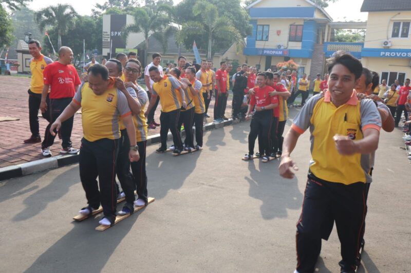 Dalam rangka memeriahkan Hari Ulang Tahun (HUT) Kemerdekaan Republik Indonesia ke-79, Polres Lebak, Polda Banten, mengadakan Lomba Kegiatan Hiburan Rakyat yang berlangsung di Lapangan Mapolres Lebak pada Jumat (16/08/2024)