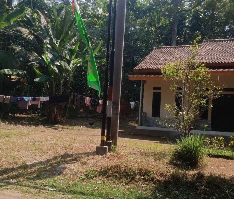 Pemasangan tiang internet milik PT Mora Telemetika Indonesia yang dikerjakan oleh PT Boni Sambasaneo di Desa Kadu Agung, Kabupaten Serang diduga dilakukan tanpa izin yang sah