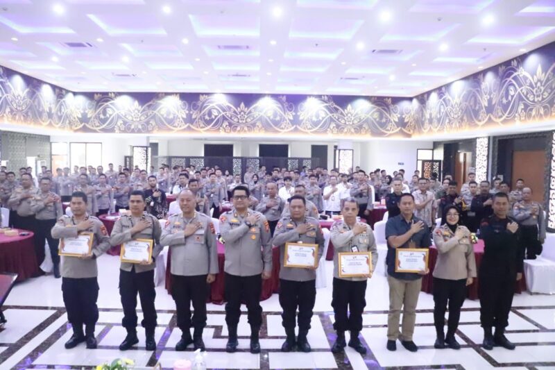 Dalam rangka mempersiapkan pengamanan Pilkada serentak tahun 2024, Karo Ops Polda Jabar, Kombes Pol. Drs. Budi Wasono, S.I.K., M.H., membuka kegiatan pelatihan Optimalisasi input data Operasi Mantap Praja Lodaya 2024 di Aula Dit Lantas Polda Jabar, Jumat (16/8/2024)