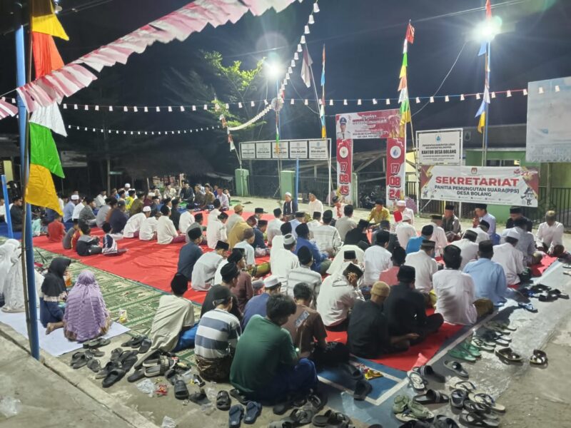 Dalam rangka menyambut Hari Kemerdekaan Republik Indonesia yang ke-79, Pemerintah Desa Bolang menggelar Istighosah dan Do'a bersama di halaman kantor desa Bolang, Kecamatan Malingping, Lebak, Banten, pada Jumat (16/8/2024)
