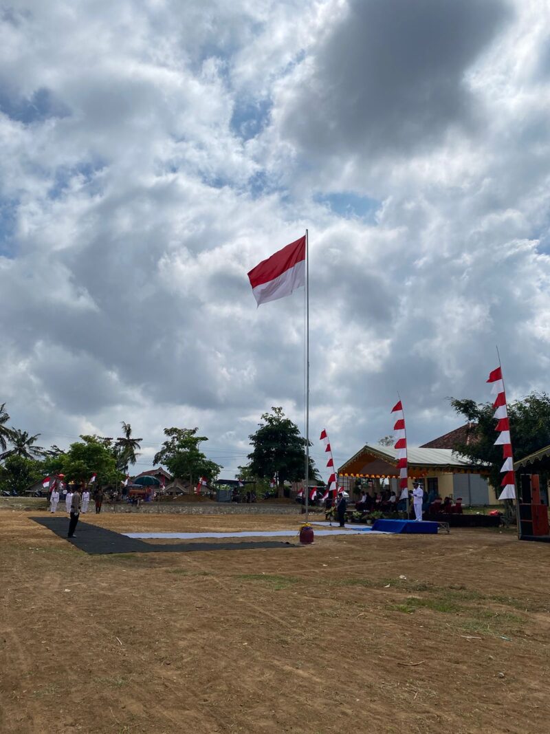 Pemerintah Desa Kresikan bersama seluruh elemen masyarakat Desa Kresikan, Kecamatan Tanggunggunung, secara mandiri melaksanakan Upacara Peringatan HUT RI ke-79 di Lapangan Desa Kresikan