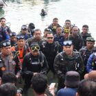 Dalam rangka menyambut Hari Kemerdekaan Republik Indonesia yang ke-79, para penyelam dari TNI dan Polri melakukan aksi heroik dengan membentangkan Bendera Merah Putih di dasar laut perairan depan Baileo Emas Putih Kodam XV/Pattimura, Tapal Kuda, Kota Ambon, Jumat (16/8/2024)
