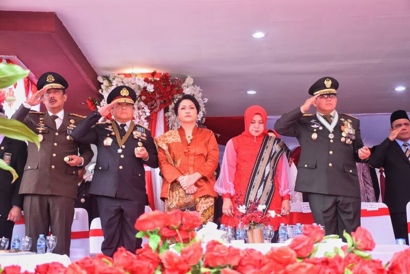 Dalam rangka memperingati Hari Kemerdekaan Republik Indonesia yang ke-79, Kepala Kepolisian Daerah Maluku, Irjen Pol Drs. Eddy Sumitro Tambunan, M.Si., turut menghadiri upacara detik-detik proklamasi yang berlangsung di Lapangan Merdeka, Kota Ambon, Sabtu (17/8/2024)