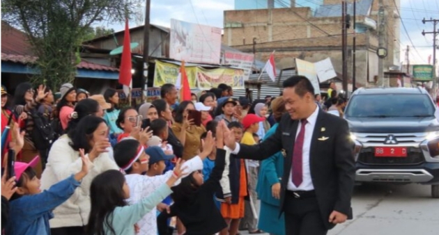 Wakil Bupati Humbahas, Dr. Oloan Paniaran Nababan SH, MH, yang hadir bersama istrinya, Erma Simbolon, menjadi pusat perhatian dan disambut hangat oleh masyarakat yang turut memeriahkan acara tersebut