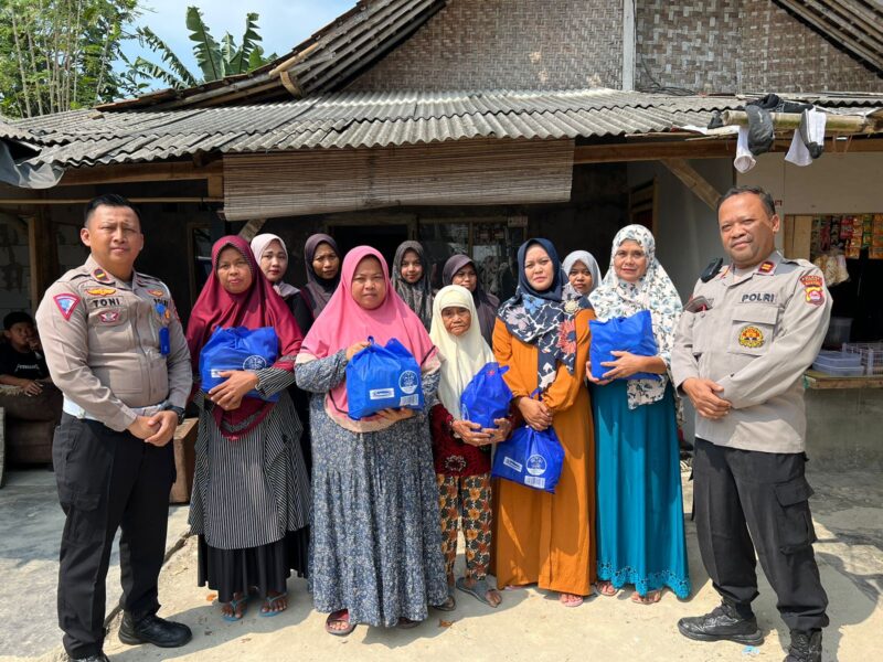 Kapolres Lebak Polda Banten AKBP. Suyono, S.I.K, melalui perwakilannya, melaksanakan kegiatan Bakti Sosial dengan memberikan bantuan kepada masyarakat Kampung Anco