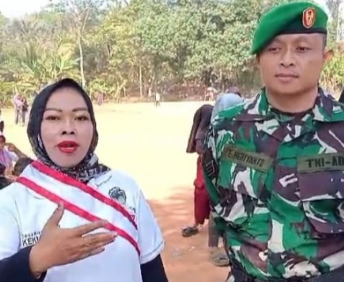 Kepala Desa (Kades) Peucangpari, Hj Sarhanah, menggelar berbagai perlombaan hiburan rakyat yang melibatkan seluruh warga desa