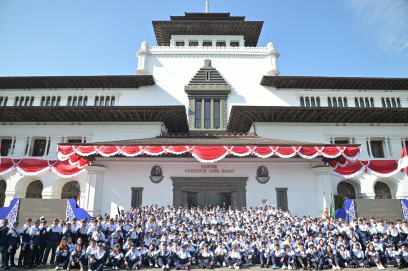 Kapolda Jawa Barat, Irjen Pol. Dr. Akhmad Wiyagus, S.I.K., M.Si., M.M., menghadiri acara Apel Pelepasan Kontingen Jawa Barat menuju Pekan Olahraga Nasional (PON) XXI 2024 yang akan digelar di Provinsi Aceh dan Sumatera Utara.