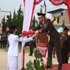 Kajari Humbang Hasundutan (Humbahas) Dr Noordien Kusumanegara, SH, MH bertindak sebagai inspektur upacara dan Ipda Sunardi sebagai komandan upacara, pada penurunan Bendera Merah Putih, peringatan Hari Ulang Tahun (HUT) ke-79 Kemerdekaan Republik Indonesia (RI) Tahun 2024, di Kabupaten Humbahas, di Lapangan Merdeka Doloksanggul, Sabtu (17/8/2024)