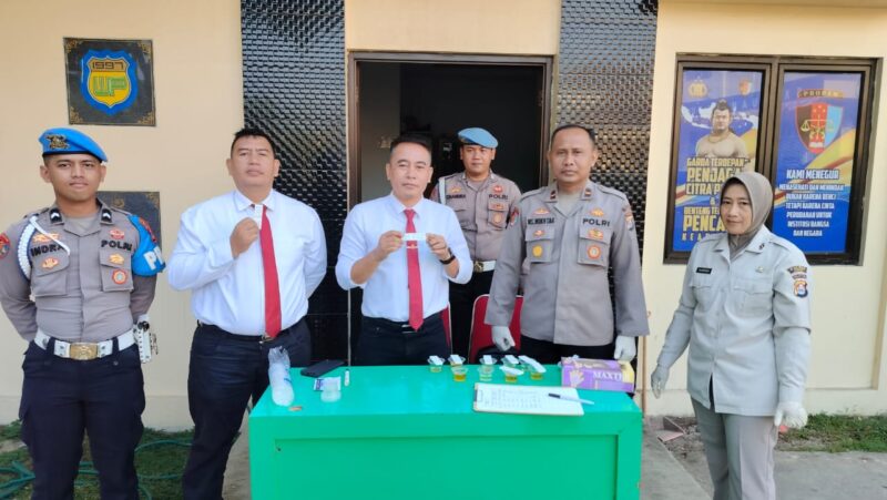 Dalam rangka mendukung program Kapolda Banten untuk mencegah penyalahgunaan narkoba di lingkungan internal Polri, Seksi Propam Polres Lebak, Polda Banten, rutin melaksanakan pengecekan urine bagi personil Polres Lebak. Kegiatan ini berlangsung di Gedung Si Propam Polres Lebak pada Senin (19/8/2024)