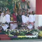 Kapolda Jawa Barat, Irjen Pol Dr. Akhmad Wiyagus, S.I.K., M.Si., M.M., beserta Ibu Bhayangkari, turut menghadiri perayaan Hari Jadi Ke-79 Provinsi Jawa Barat yang diselenggarakan di Lapangan Gasibu, Kota Bandung, pada Senin (19/8/2024)