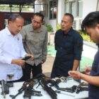 Kejaksaan Negeri (Kejari) Jakarta Barat bekerja sama dengan Badan Nasional Penanggulangan Terorisme (BNPT) dan PT Pindad menggelar verifikasi dan pemeriksaan terhadap barang bukti dalam perkara tindak pidana terorisme