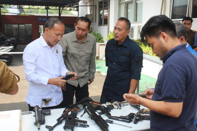 Kejaksaan Negeri (Kejari) Jakarta Barat bekerja sama dengan Badan Nasional Penanggulangan Terorisme (BNPT) dan PT Pindad menggelar verifikasi dan pemeriksaan terhadap barang bukti dalam perkara tindak pidana terorisme