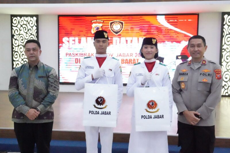  Wakapolda Jawa Barat, Brigjen Pol. Bariza Sulfi, bersama dengan Pejabat Utama Polda Jabar, menerima kunjungan dan audiensi dari peserta Paskibraka Tingkat Provinsi Jawa Barat tahun 2024 yang telah berhasil melaksanakan pengibaran bendera merah putih pada upacara Hari Kemerdekaan Republik Indonesia ke-79, Senin (19/8/2024)