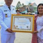 Bupati Humbang Hasundutan (Humbahas) Dosmar Banjarnahor menyerahkan penghargaan dari Ombudsman RI sebagai penganugerahan predikat penilaian kepatuhan penyelenggaraan pelayanan publik (opini pengawasan penyelenggaraan pelayanan publik) tahun 2023