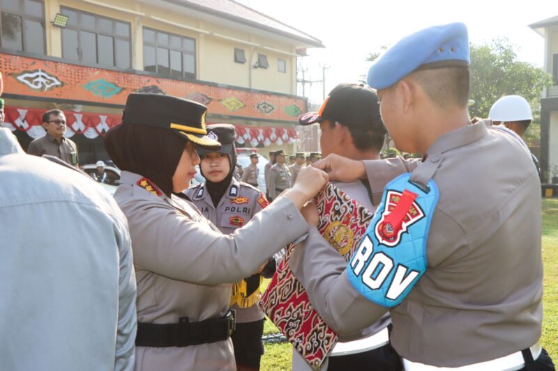 Kapolresta Cirebon, Kombes Pol Sumarni, S.I.K, S.H, M.H, memimpin Apel Gelar Pasukan Operasi Mantap Praja Lodaya 2024 yang digelar di Lapangan Apel Polresta Cirebon pada Selasa (20/8/2024)