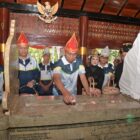 Dipimpin langsung Komandan Kontingen PON XXI Jabar, Irjen Pol. Akhmad Wiyagus, Ketua Umum KONI Jabar M. Budiana, serta jajaran pimpinan kontingen, para atlet mendoakan dan melakukan tabur bunga di makam pahlawan nasional asal Bumi Serambi Mekah tersebut
