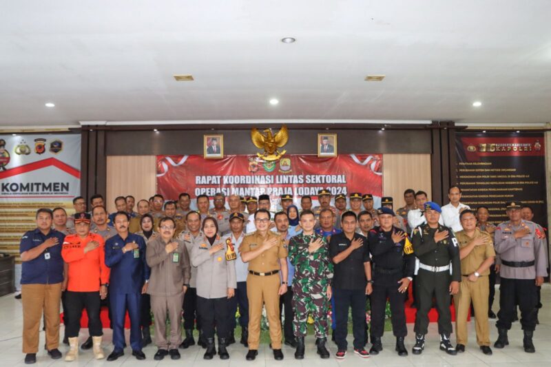 Polresta Cirebon menggelar Rapat Koordinasi Lintas Sektoral Pengamanan Pilkada Serentak Operasi Mantap Praja Lodaya 2024 di Aula Pesat Gatra Polresta Cirebon pada Selasa (20/8/2024)