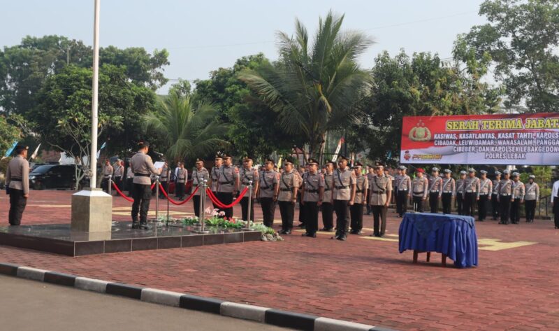 Kapolres Lebak Polda Banten AKBP Suyono, S.I.K memimpin Upacara Serah Terima Jabatan Kasat Lantas, Kasat Tahti, dan tujuh Kapolsek di Lapangan Mapolres Lebak pada Rabu, 21 Agustus 2024.